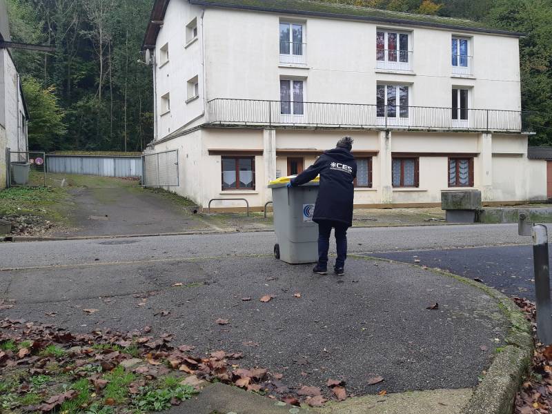 faire gérer les sorties et entrée des poubelles par une société proche St Romain de Colbosc 76